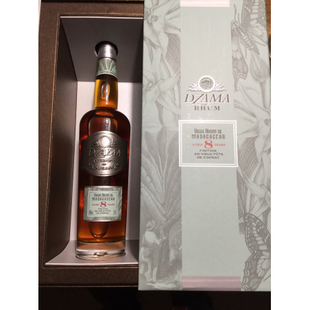Dzama 8 ans - finition vieux fûts de cognac Dzama 8 ans - finition vieux fûts de cognac